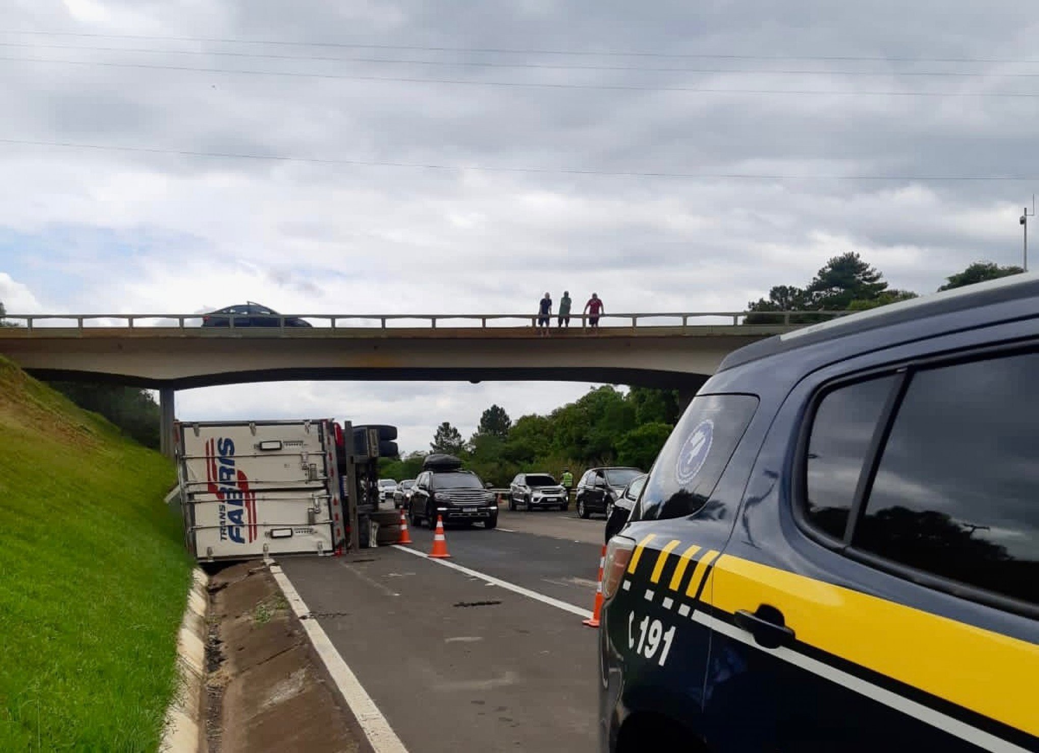 Bebê fica gravemente ferido após carreta colidir em viaduto e tombar na free way