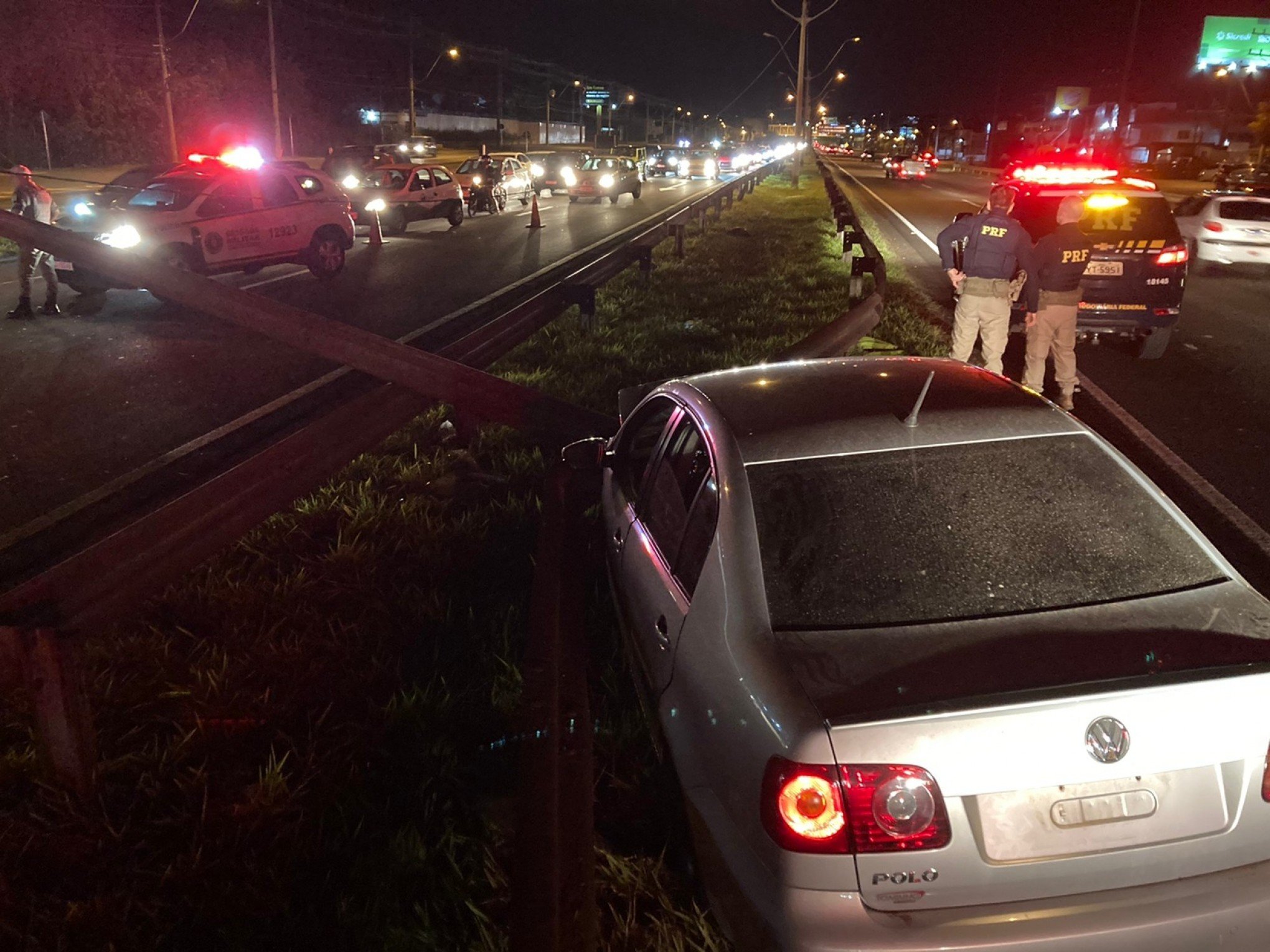 Motorista com carro roubado foge de perseguição, derruba poste e causa bloqueio na BR-116