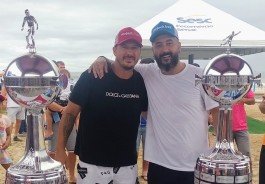 Ídolos de Grêmio e Inter participam de evento na praia de Tramandaí