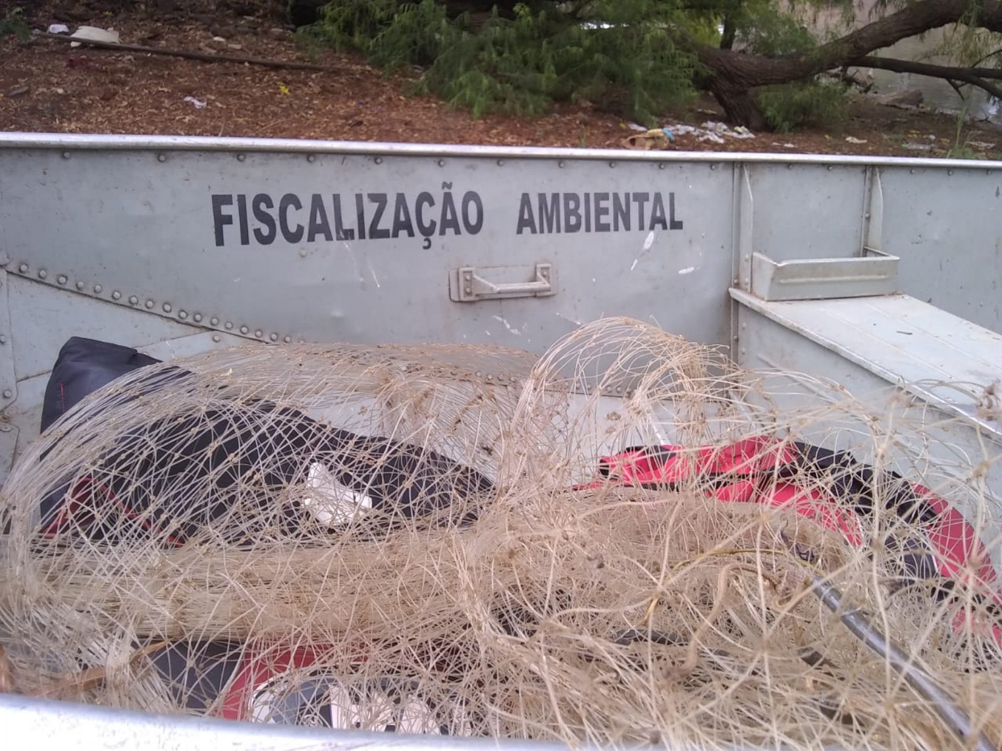 Fiscalização ambiental apreende materiais de pesca em período proibido no Rio dos Sinos