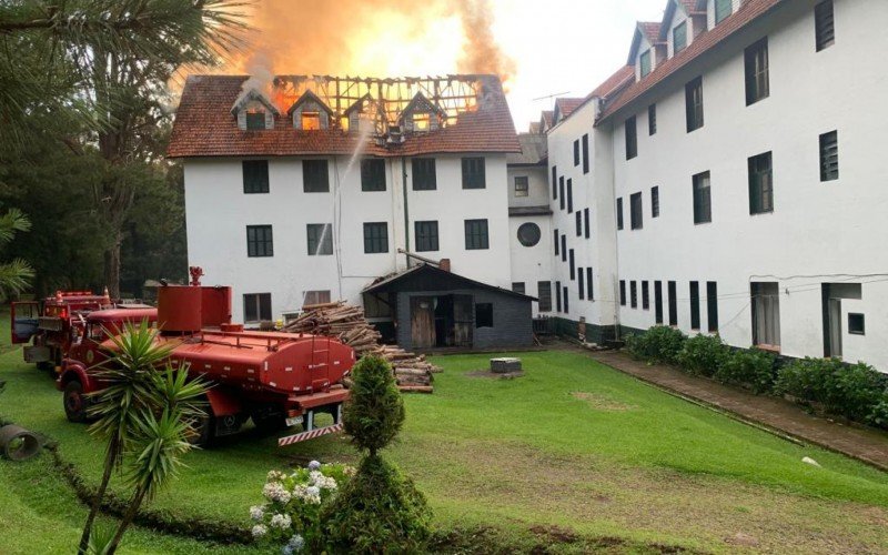 Fogo que atingiu Hotel Cavalinho Branco, em São Francisco de Paula, começou em chaminé