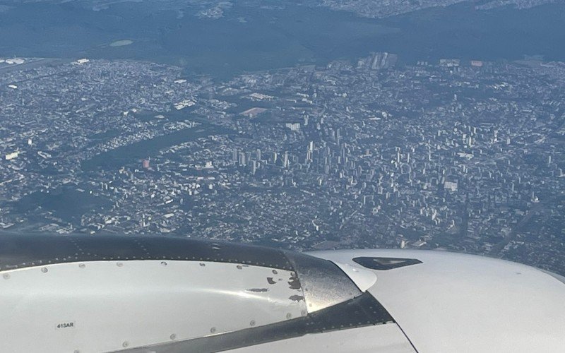 Piloto registra Novo Hamburgo antes de pousar no Aeroporto Salgado Filho, em Porto Alegre