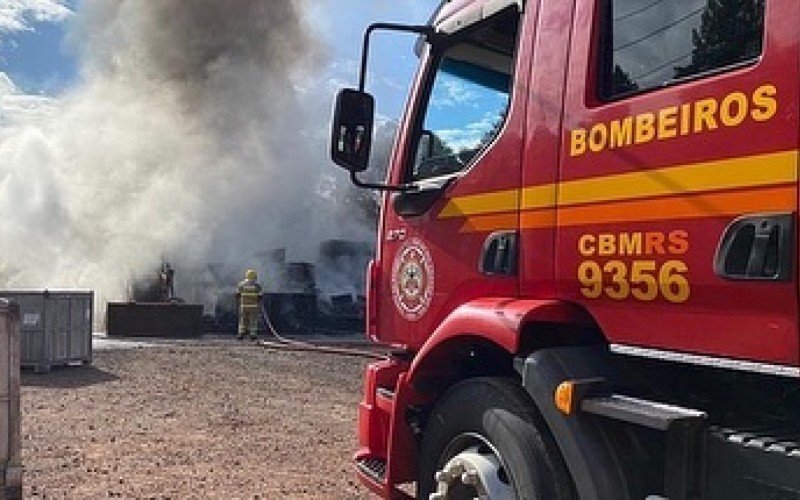 Incêndio de grandes proporções atinge empresa em Ivoti