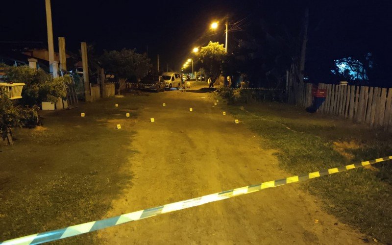 Pai e filho são mortos a tiros dentro de casa no litoral norte