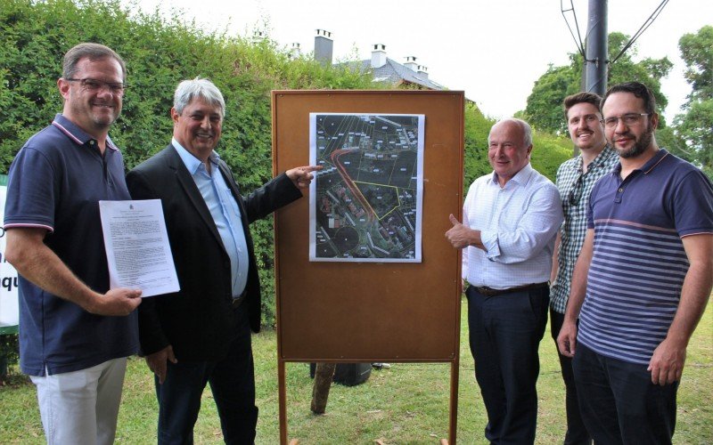 Rafael, Nestor, Luia e representantes da Dalfovo Construtora na assinatura do contrato