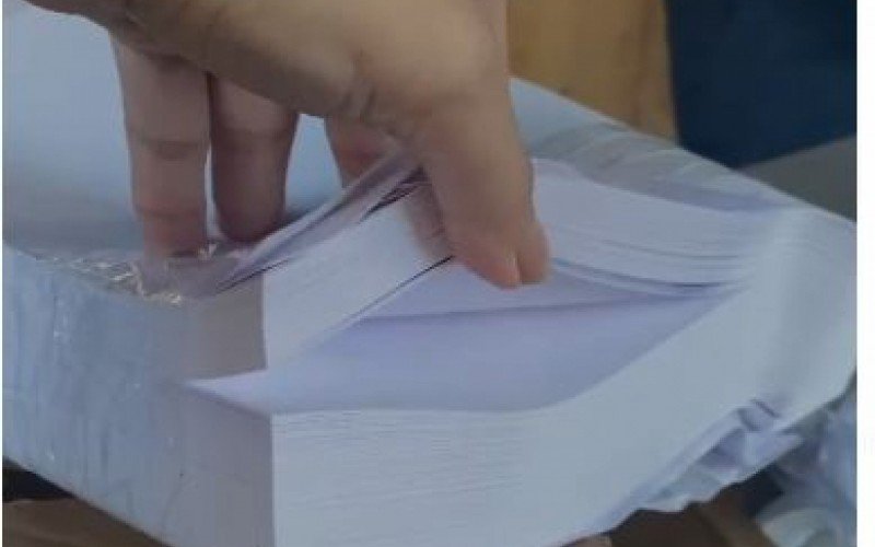 Ana recebeu folhas de ofício no lugar do MacBook que comprou pela Internet