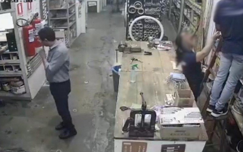 Imagens de câmera de estabelecimento no Centro de São Leopoldo estão sendo analisadas pela Polícia na investigação do sumiço do analista de qualidade Lisandro de Oliveira, 45 anos