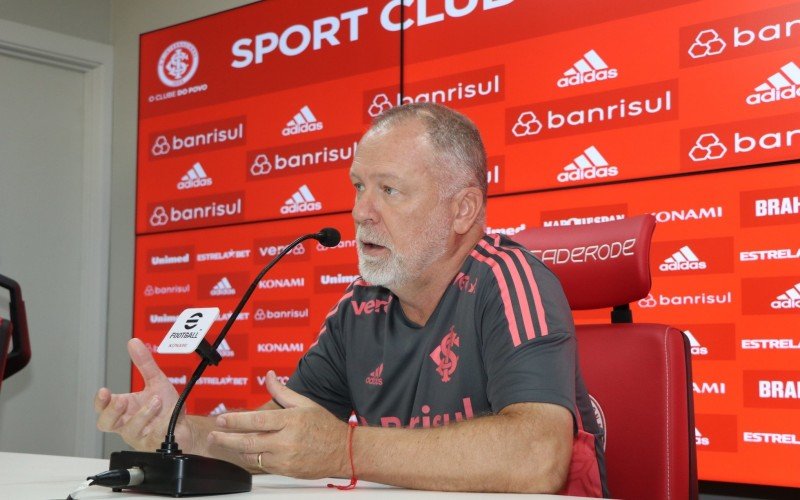 Técnico Mano Menezes deu entrevista coletiva nesta quarta-feira (18)