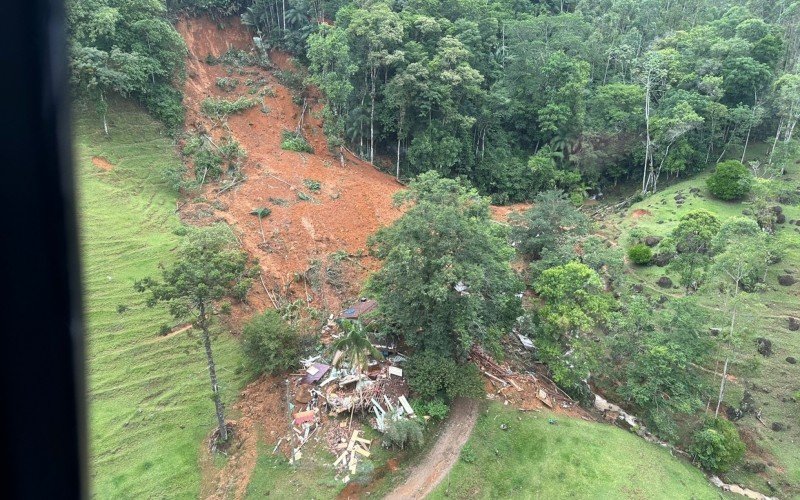 Tempestade provoca mortes e desaparecimentos em Santa Catarina