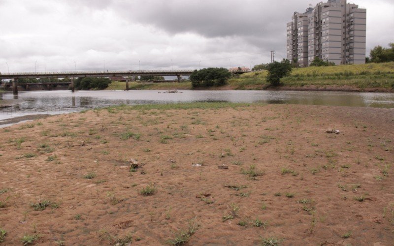 Grande banco de areia no Rio dos Sinos em São Leopoldo