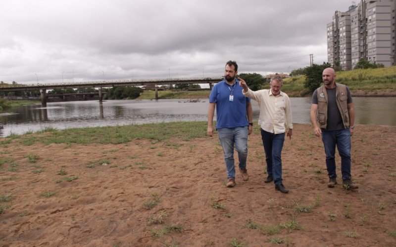 Prefeito Vanazzi esteve em banco de areia que se formou no Rio dos Sinos nesta quarta-feira (18) 