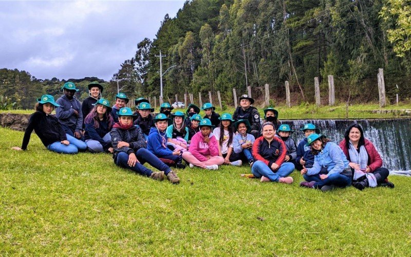 Policiais do pelot&atilde;o ambiental tamb&eacute;m atuam nas escolas da regi&atilde;o 
