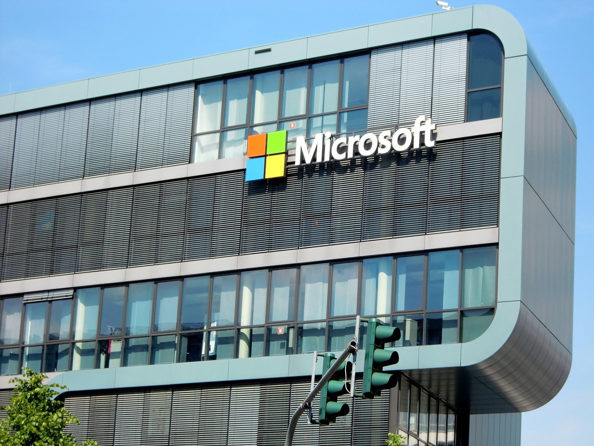Microsoft diz que hackers ligados à Rússia invadiram e-mails corporativos