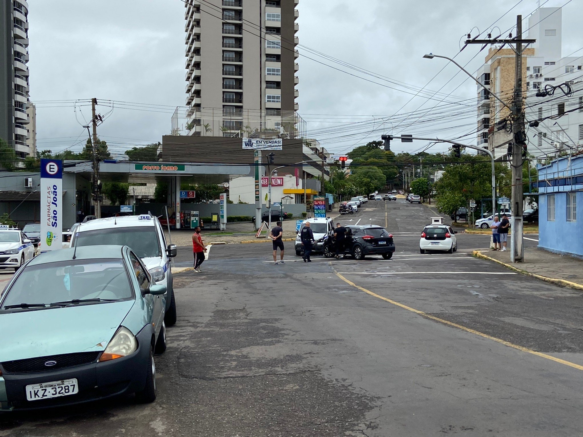 Dois carros batem em avenida de Novo Hamburgo