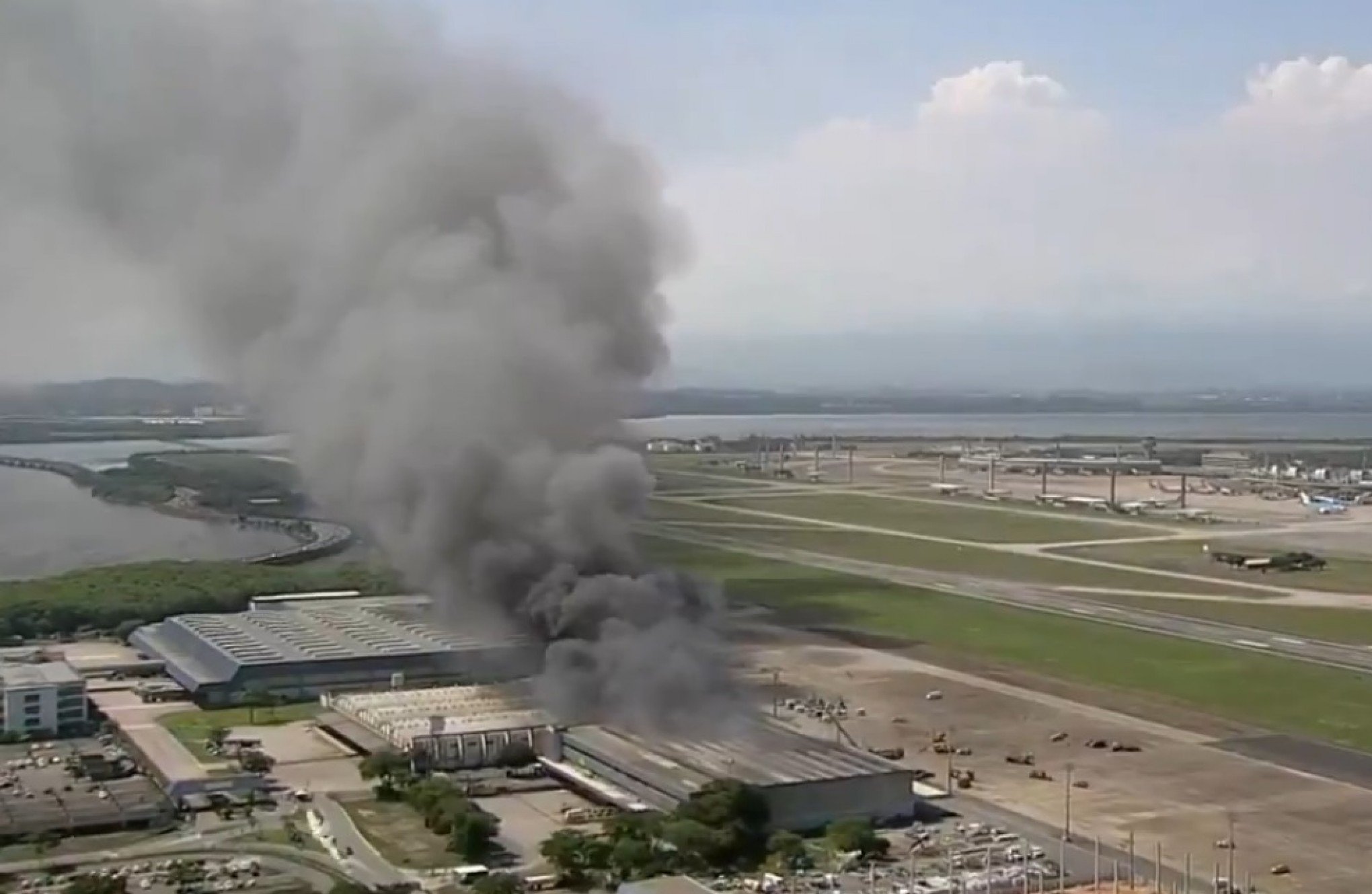 Incêndio atinge área de cargas do terminal do Aeroporto do Galeão, no Rio de Janeiro