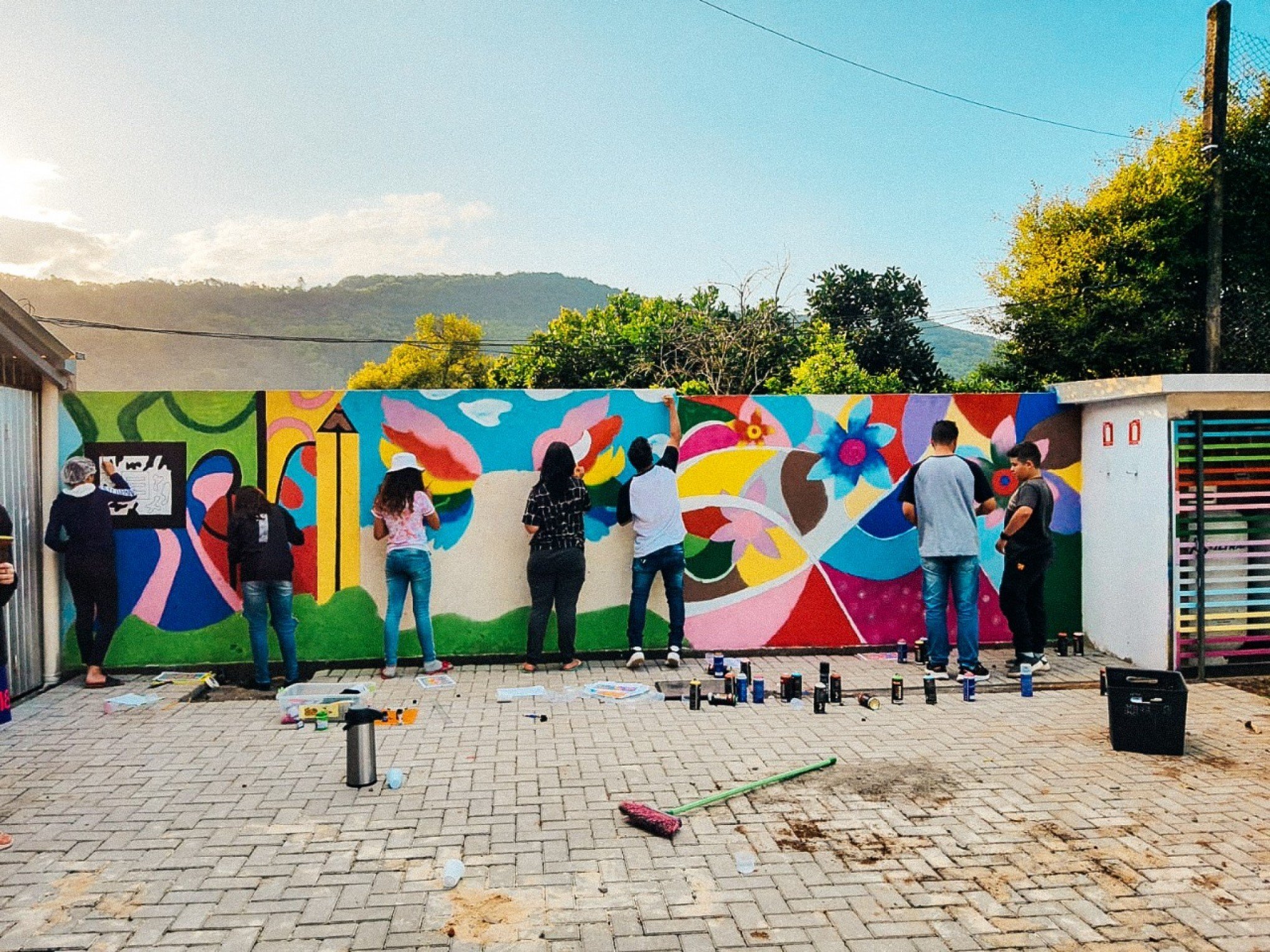 ONG usa grafite para colorir Vale do Paranhana