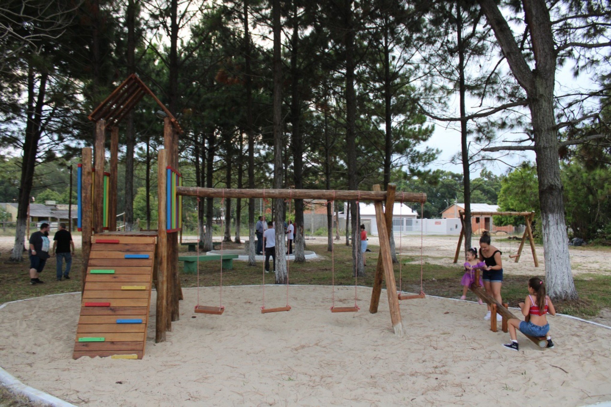 Nova Tramandaí ganha praça com brinquedos, quadra de vôlei e churrasqueiras