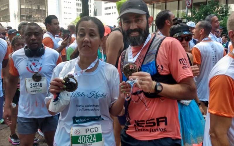 Atleta Krystal com o guia Jo&atilde;o Fabiano na S&atilde;o Silvestre