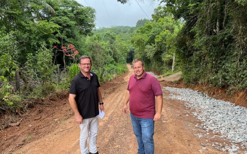 Secretário de Obras, Rafael Ronsoni e subprefeito da Várzea Grande, Carlos Foss, acompanham as obras