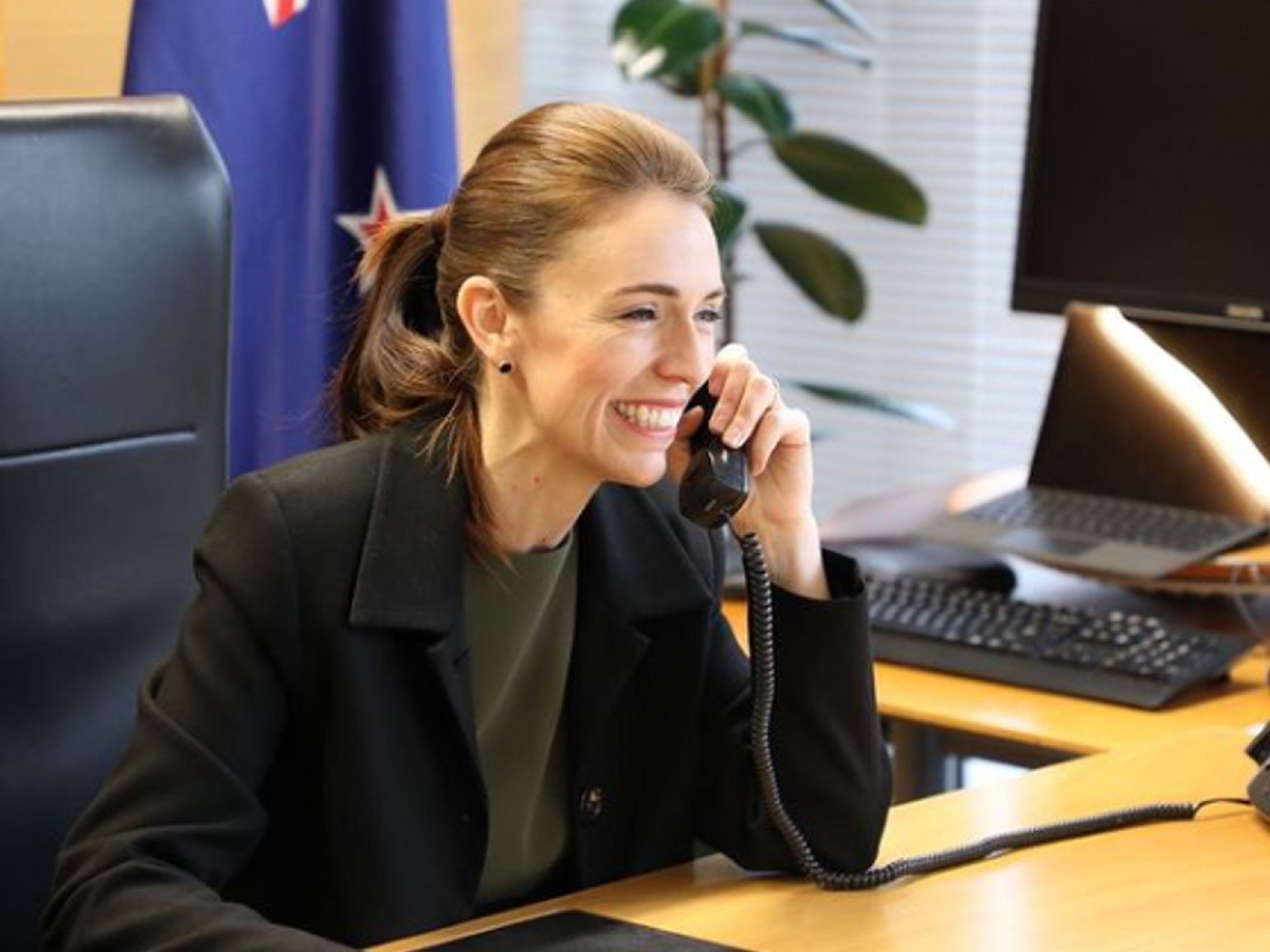 Jacinda Ardern deixa cargo de primeira-ministra e é aplaudida na Nova Zelândia