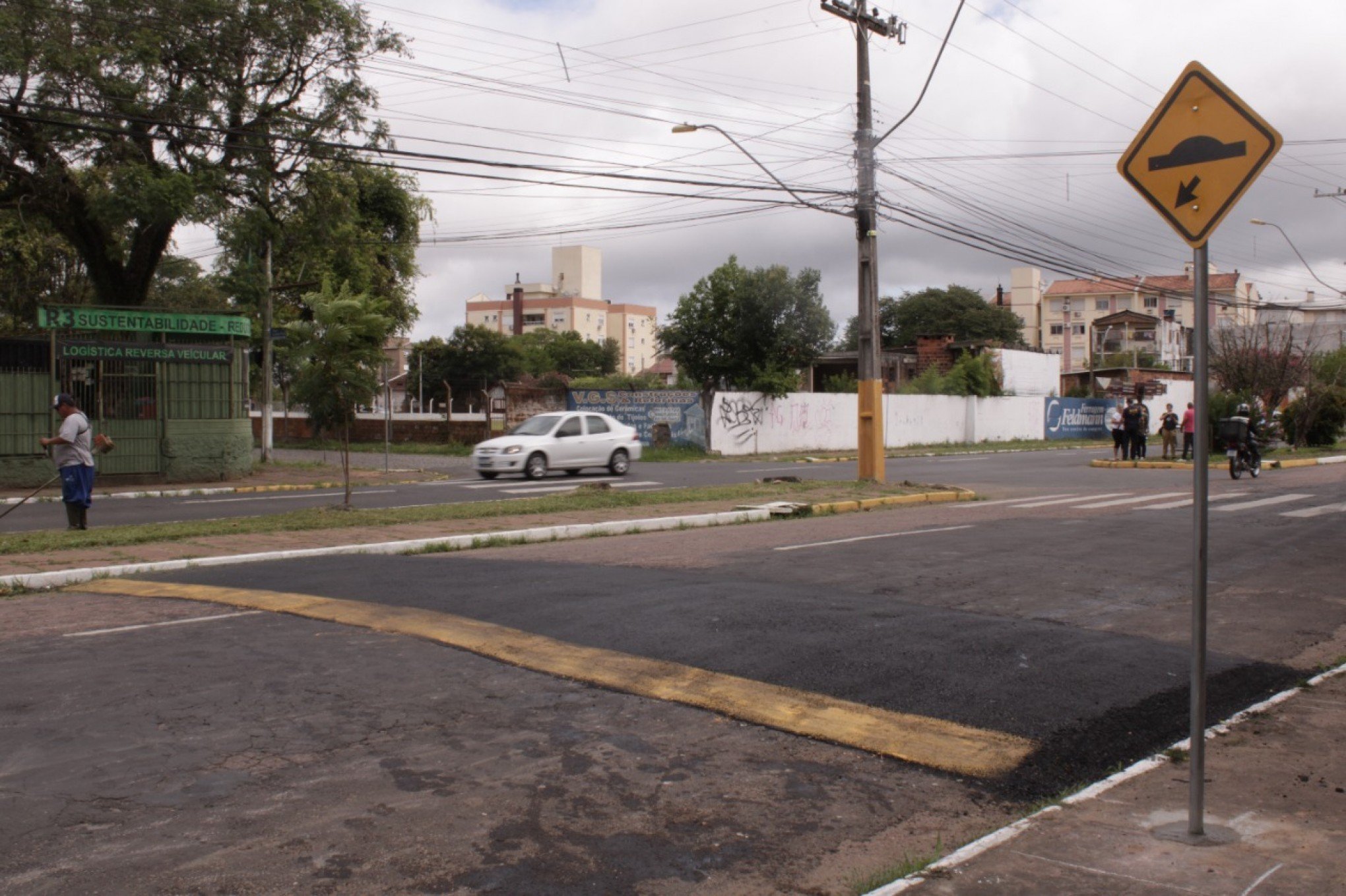 Quebra-molas são instalados em pontos onde acidentes são frequentes na Avenida Feitoria