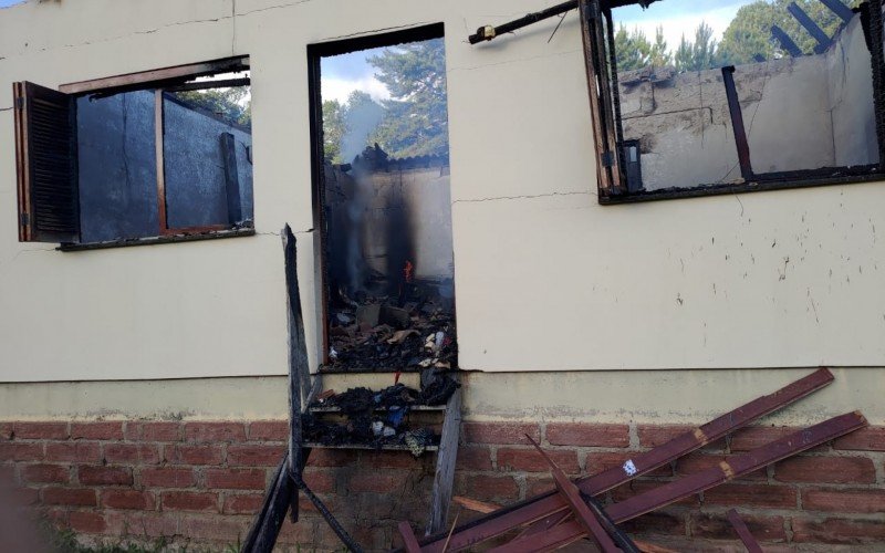 Casa pega fogo em Rolante e família faz campanha para reconstruir residência