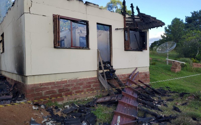 Família de Rolante tem casa incendiada e faz campanha para reconstruir imóvel