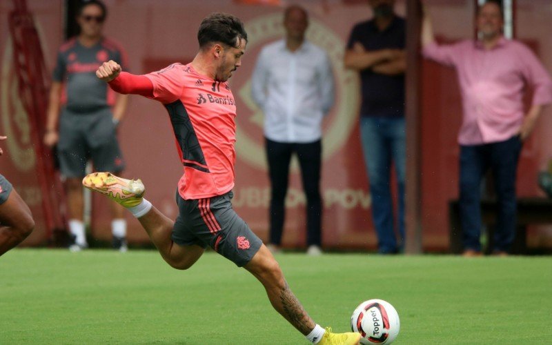 Na atividade de quinta-feira, Mano fez exercícios táticos, e muita bola parada