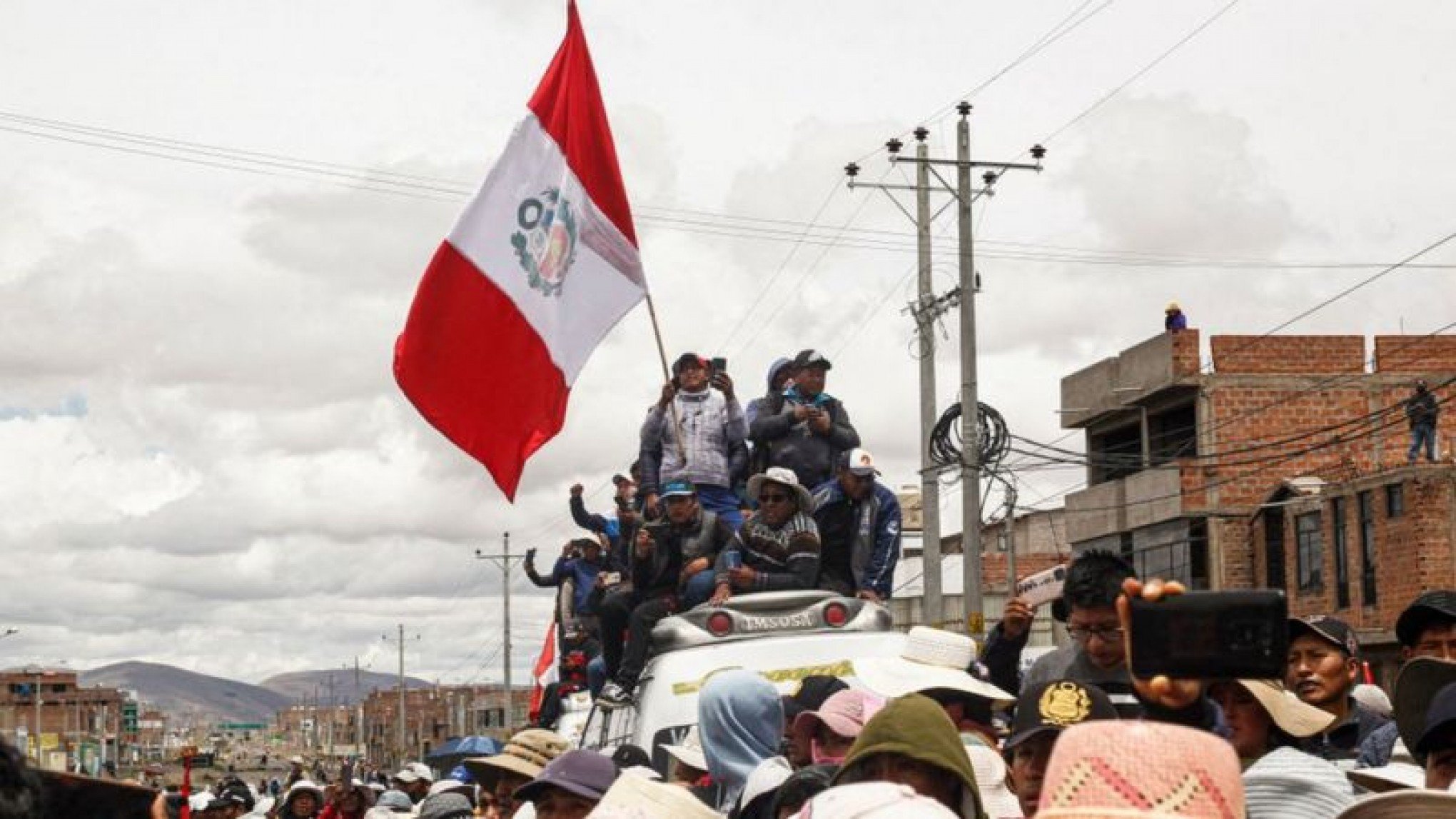 Lima e sul do Peru têm atos violentos contra presidente