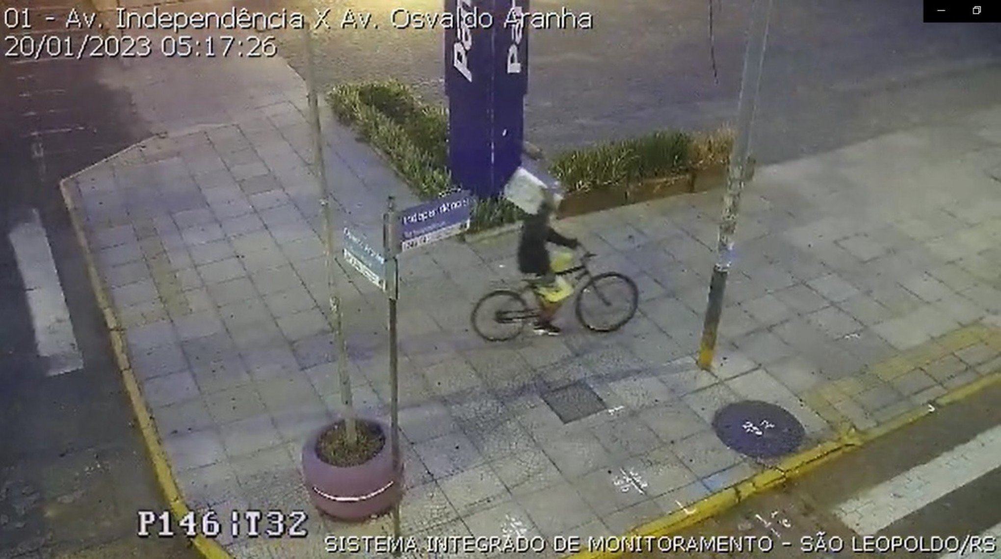Câmeras flagram homem carregando micro-ondas furtado no Centro