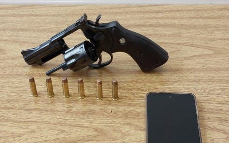 Homem foi preso por roubo de veículo e porte ilegal de arma de fogo