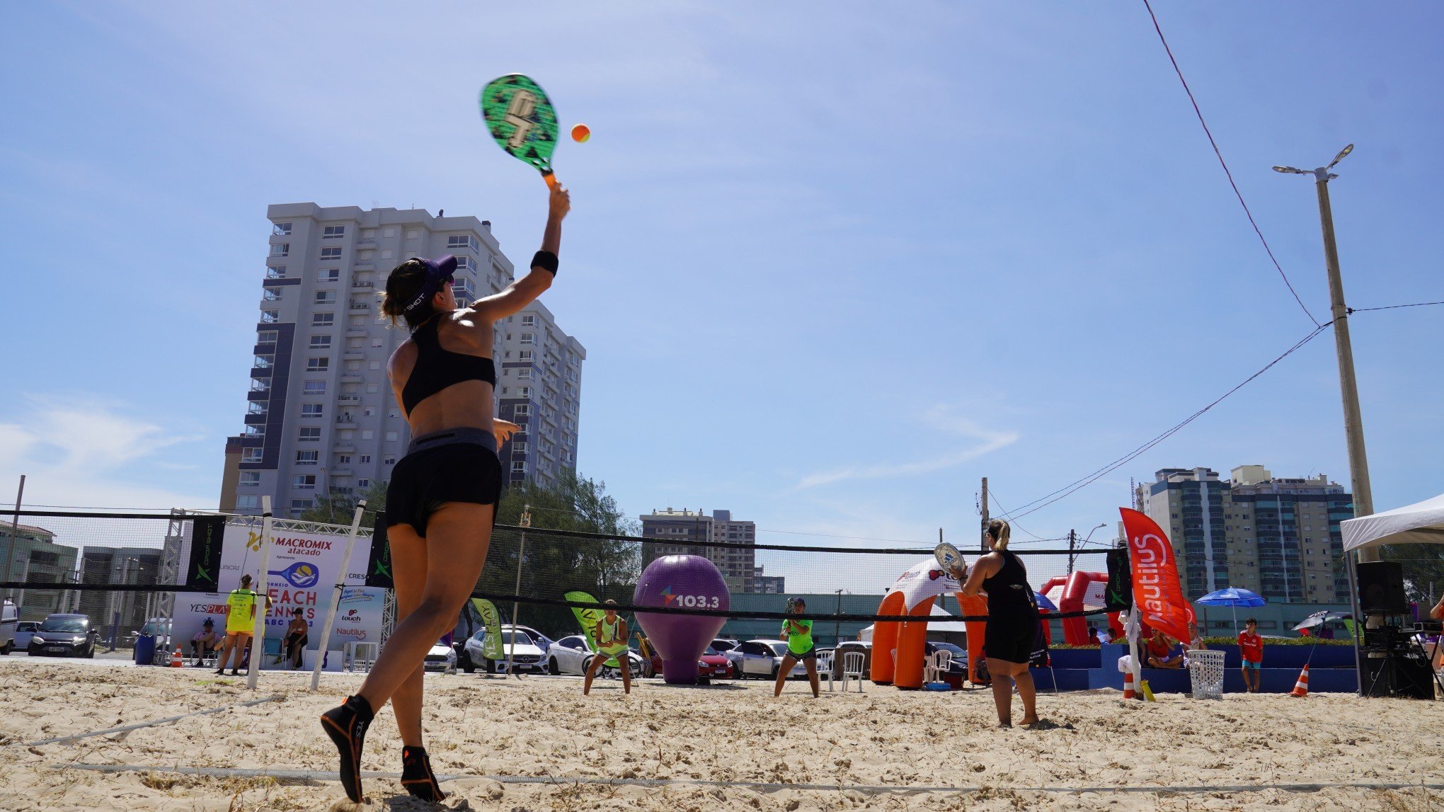Beach tennis tem ganhado popularidade no Brasil; veja o que pensam investidores