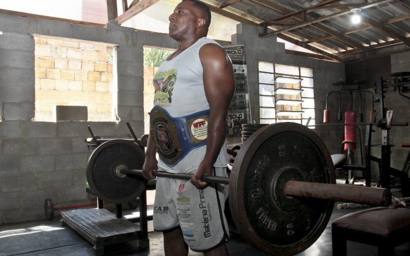 Atleta montou uma academia nos fundos de casa com o apoio de amigos, em Gravataí