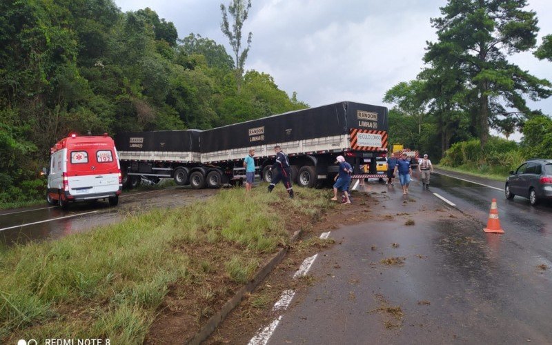 Carreta interrompe a RS-122, em Bom Princípio