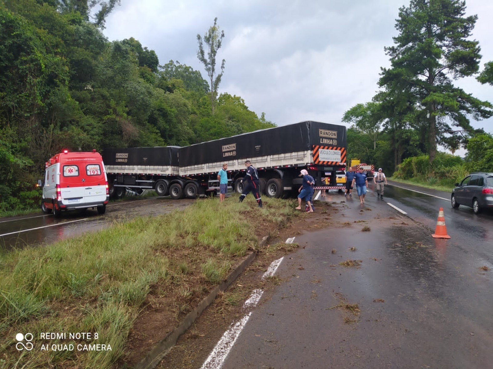 Acidente com carreta bloqueia RS-122, em Bom Princípio