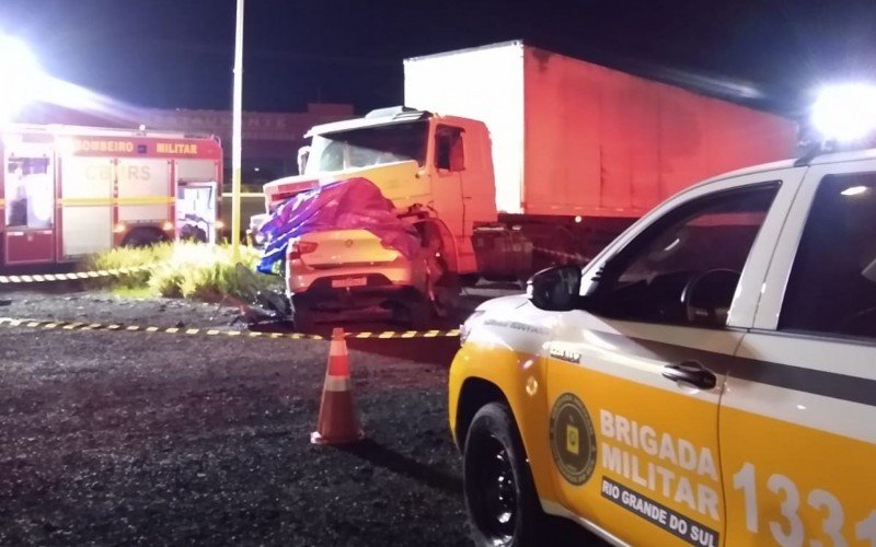 Colisão entre carro e caminhão aconteceu na noite desta terça-feira (24) no quilômetro 4 da RS-115, em Igrejinha