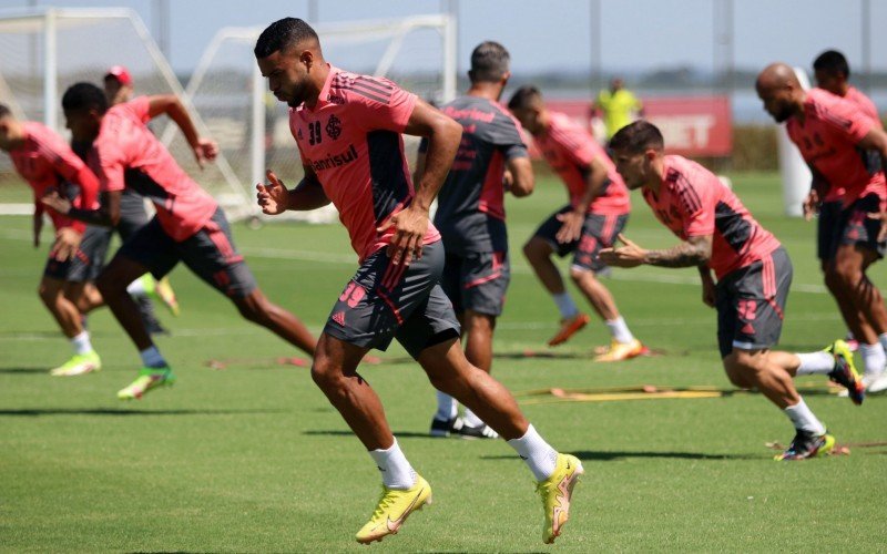 Jogadores treinaram ontem pela manhã no CT