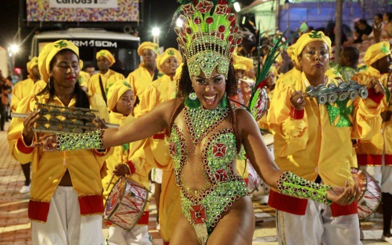 Madrinha de bateria da Unidos do Guajuviras, Pabline luta pela escola do coração