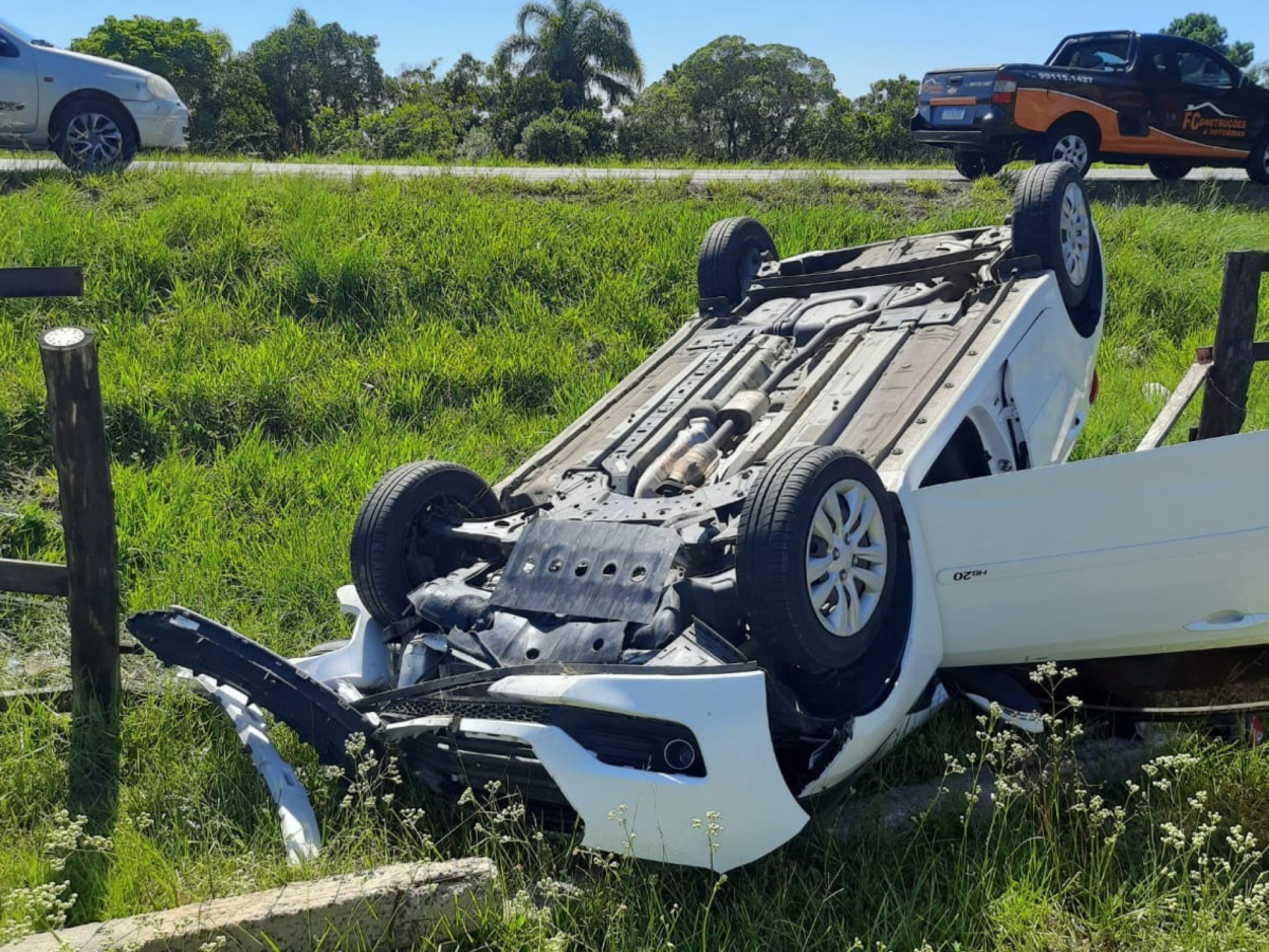 Motorista fica ferida após capotar carro na RS-030, em Osório
