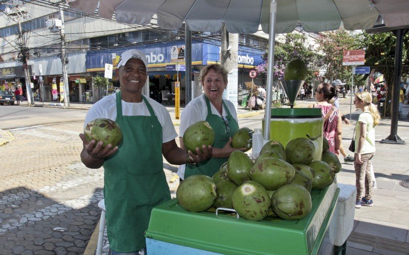 Casal Antônio e Ivonir é referência na venda de coco verde