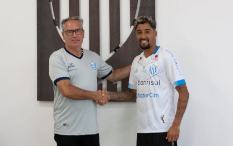 Coordenador técnico Glauco Moraes e o recém-contratado Maurinho, já vestindo a camisa do Noia