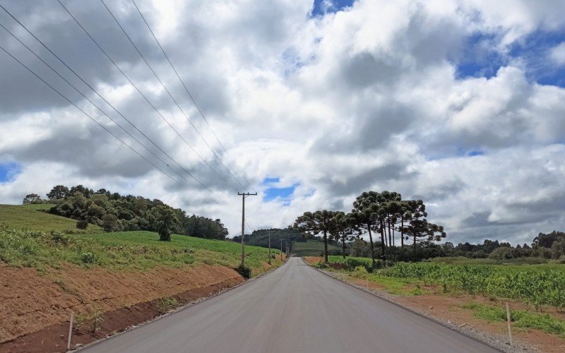 Asfaltamento de estrada que liga Santa Maria do Herval a Gramado se aproxima da metade