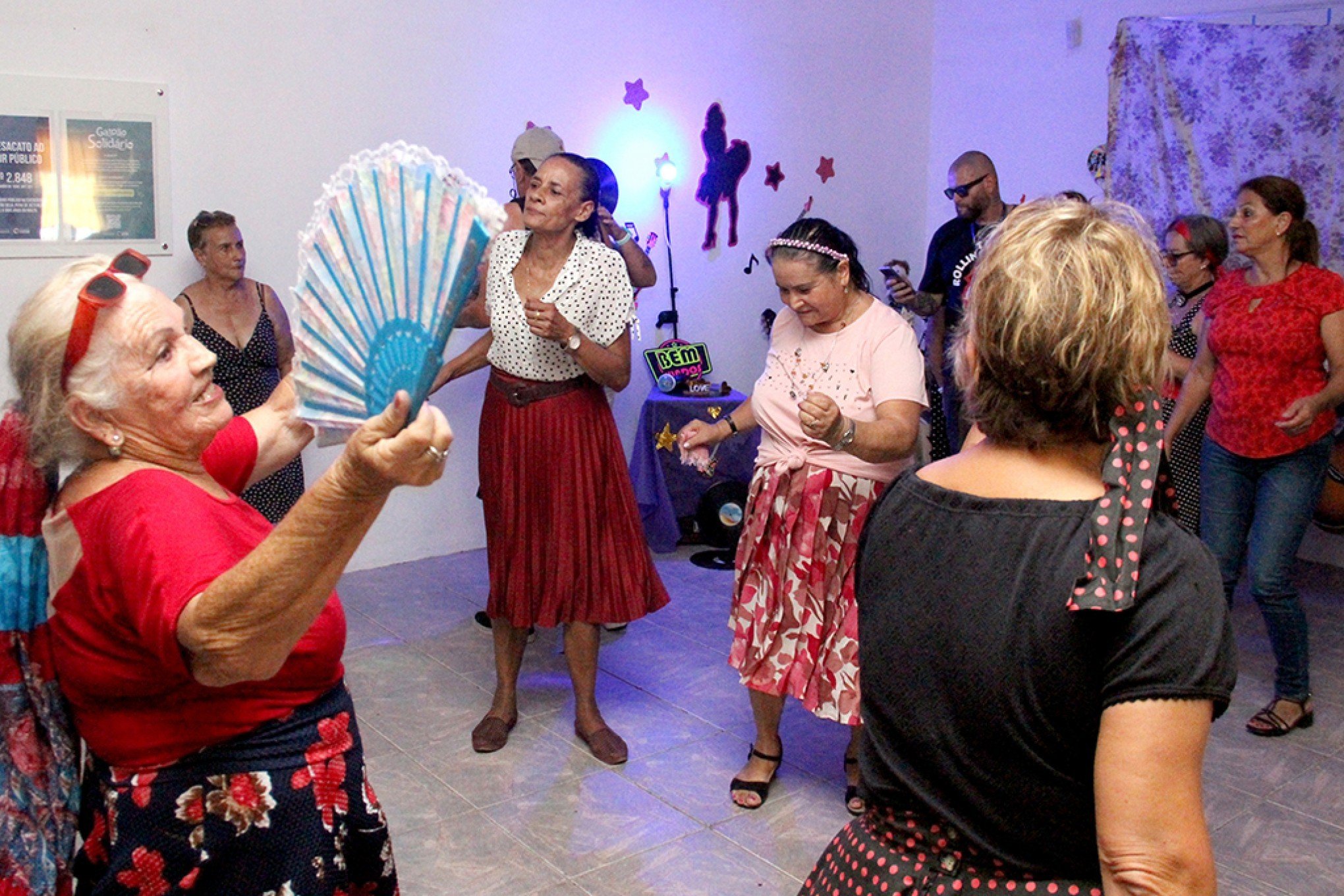 Baile temático leva alegria a integrantes do Centro do Idoso de Esteio