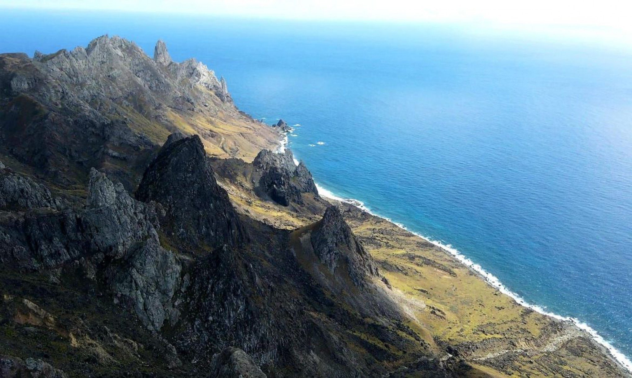 Rochas vulcânicas compostas por plástico derretido são encontradas por pesquisadores em ilha no Espírito Santo