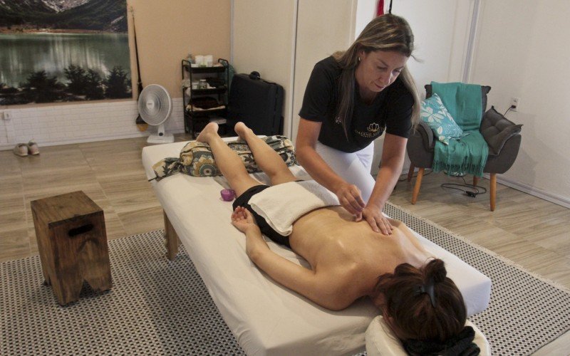 Cuidados com o corpo e a mente por meio de técnicas de massagem