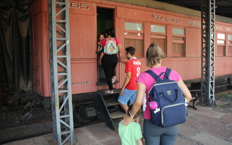 Oficinas de férias no Museu do Trem com visitação e atividade com máscaras