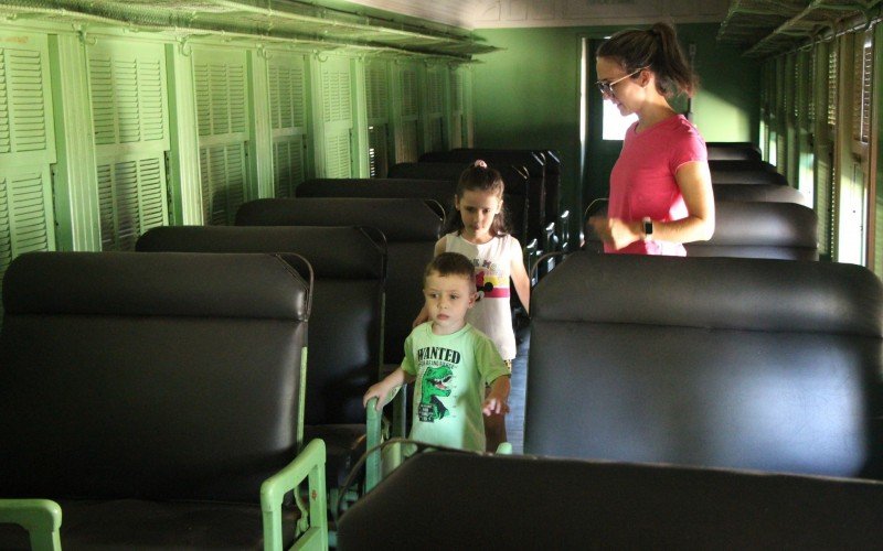Oficinas de férias no Museu do Trem com visitação e atividade com máscaras- irmãos Maria CecÃlia e José Francisco