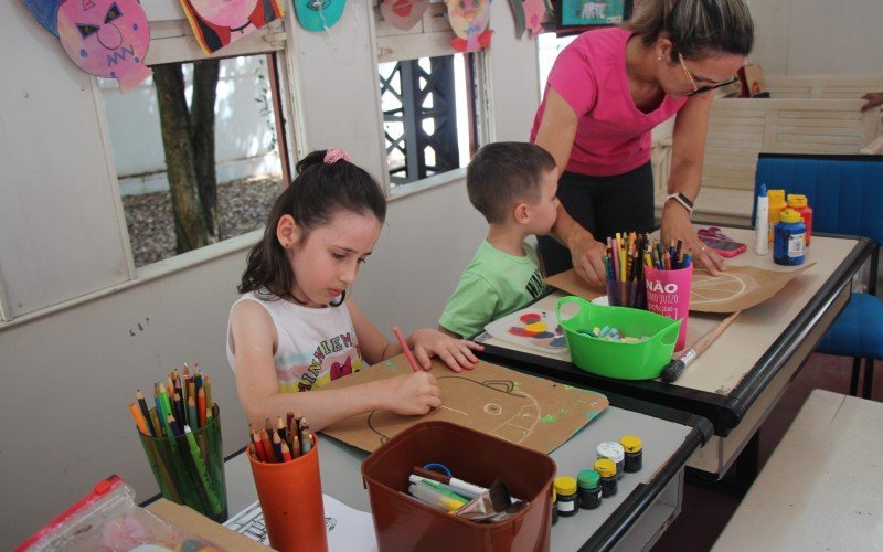FamÃlias participam das oficinas de máscaras no museu