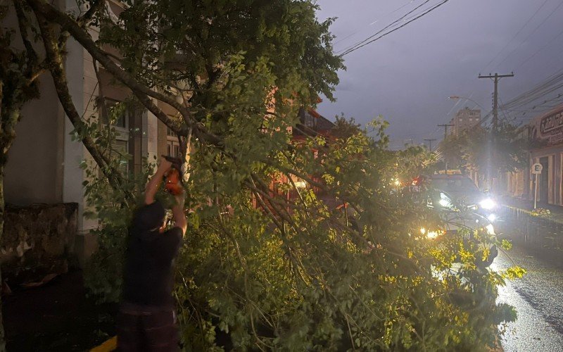 Temporal causa alagamentos, destelhamentos e queda de árvores em Taquara