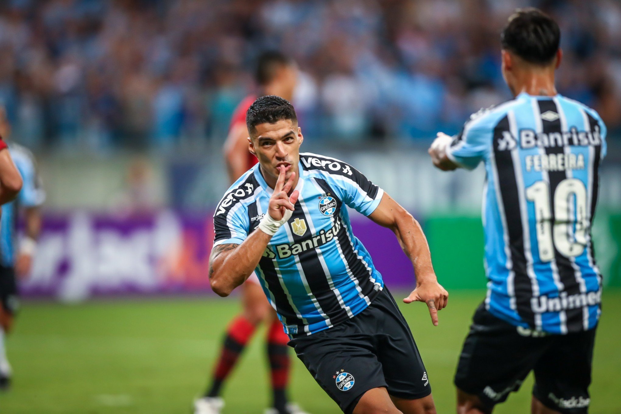 Suárez marca no fim e Grêmio vence o Brasil de Pelotas